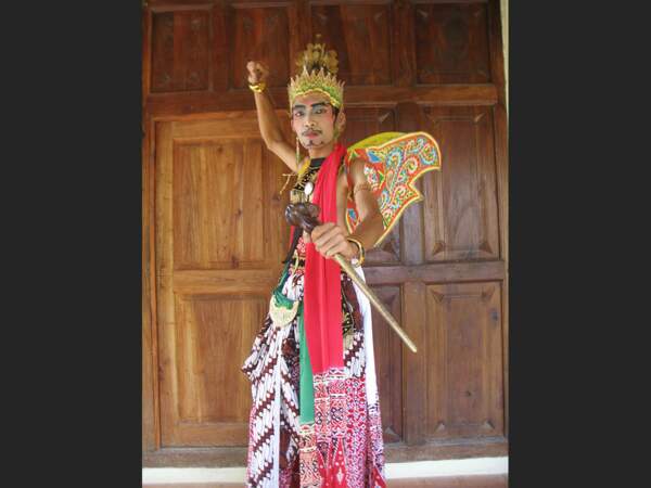 Muhadi pratique la danse traditionnelle reog, à Bebekan, en Indonésie.
