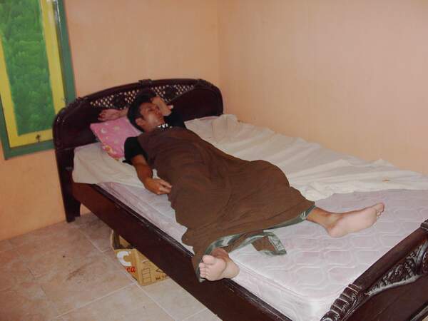 Muhadi tombe de sommeil, dans sa maison de Bebekan, en Indonésie.
