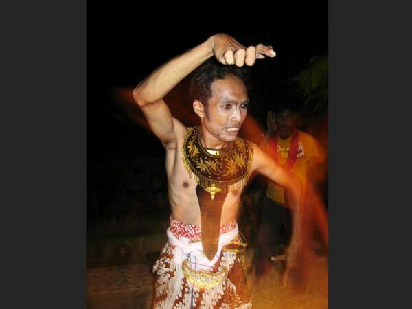 Muhadi entre en transe lorsqu'il dans le reog, à Bebekan, en Indonésie.