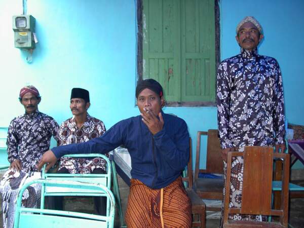 Les hommes chargés d’accueillir les hôtes de la noce, à Bebekan, sur l'île de Java (Indonésie).