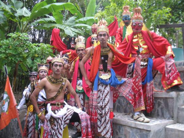 Les danseurs de reog de Bebekan retracent les combats du « Mahabharata » (Java, Indonésie).