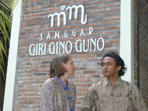 La journaliste Elisabeth D. Inandiak et Asep Surya Wijaya, le coordinateur des secouristes volontaires de Yogyakarta (Bebekan, Java, Indonésie).