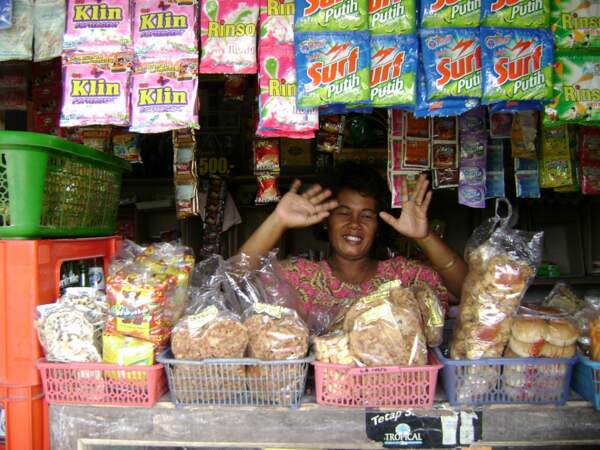 Une épicerie de Bebekan, sur l'île de Java (Indonésie).