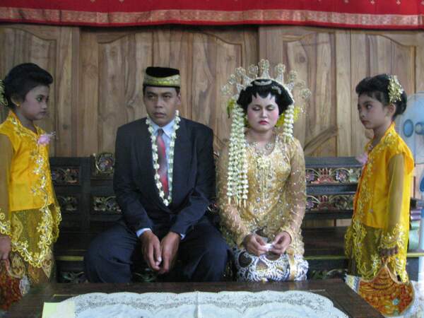 Cérémonie de mariage, à Bebekan, sur l'île de Java (Indonésie).