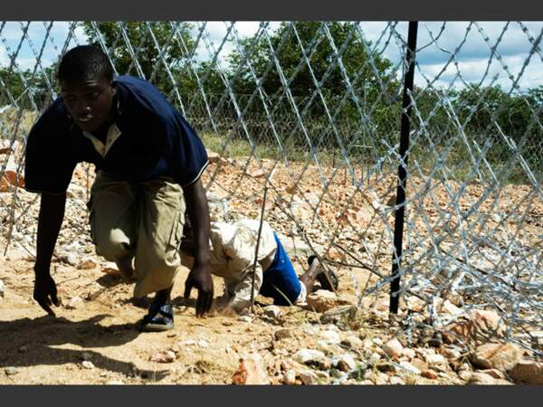 Des immigrants zimbabwéens passent clandestinement la frontière, près de Musina (Afrique du Sud)