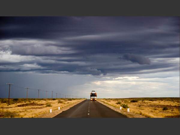 La route nationale B3 s’enfonce dans l’extrême sud désertique de la Namibie