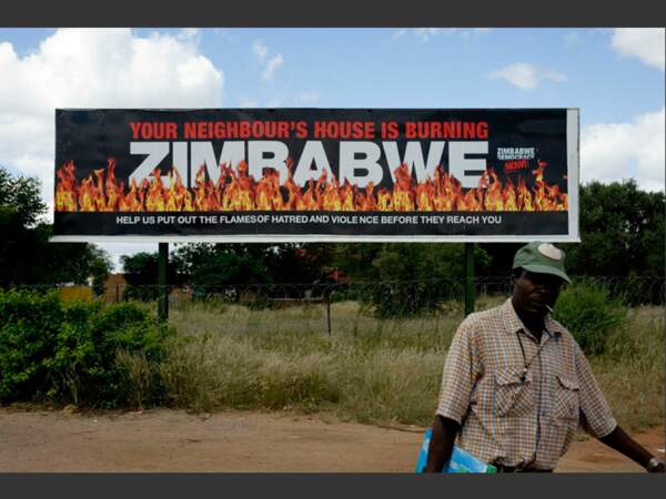 A la frontière entre l'Afrique du Sud et le Zimbabwe, un message brûlant s'affiche au-dessus des barbelés