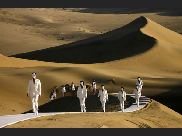 Des mannequins défilent sur un podium aménagé au cœur du désert de Gobi pour présenter la collection printemps-été 2008 du créateur français Pierre Cardin. 