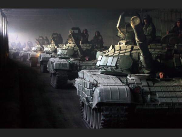 Une colonne de chars russes entre dans le tunnel de Roki à la frontière Russe pour quitter l'Ossétie du Sud.