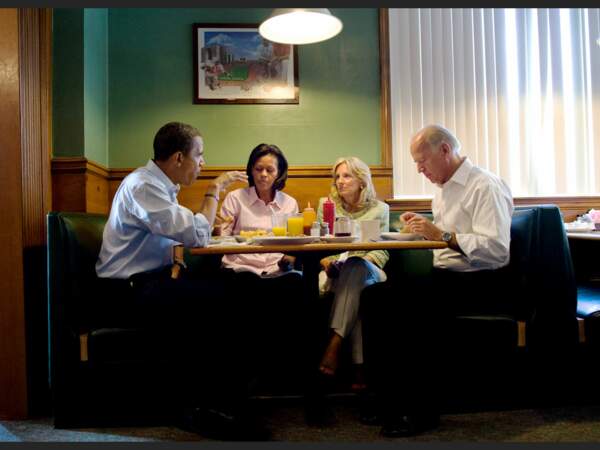 Le candidat démocrate à la présidence américaine, Barack Obama (G) et sa femme Michelle Obama (2eG) prennent leur petit-déjeuner dans un restaurant avec le candidat démocrate à la vice-présidence américaine, Joe Biden (D) et son épouse Jill Biden (2eD). 