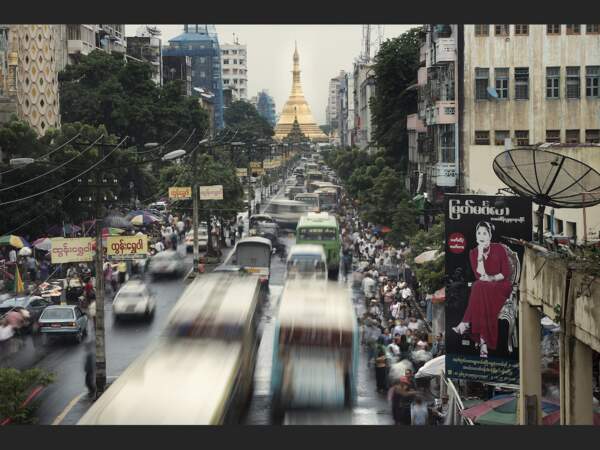 Embouteillages aux abords de la pagode Shwedagon à Rangoun, en Birmanie