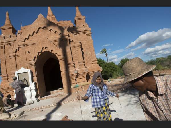 Reconstruction d'un sanctuaire en ruine sur le site archéologique de Pagan, en Birmanie