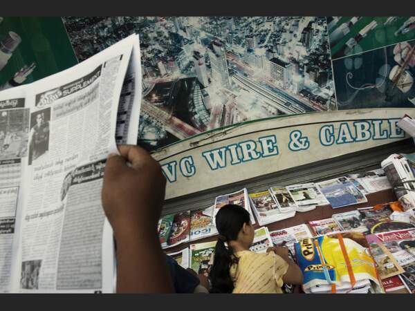 Kiosque à journaux à Rangoun, en Birmanie