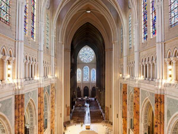 La nef de la cathédrale de Chartres, après les travaux visant à rétablir une partie des couleurs originales