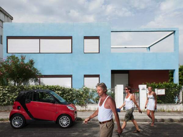 Des habitants devant les maisons de la cité idéale de Le Corbusier, à Pessac 