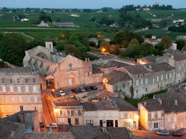 Vue sur le centre historique de la ville de Saint-Emilion, en Gironde. 