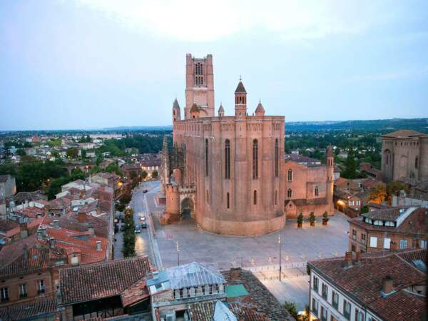 La cathédrale Saint-Cécile d’Albi, célèbre pour sa façade en brique, dans la lumière du soir