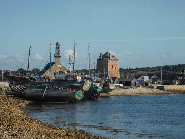 Les vestiges d’un navire et la Tour Vauban de Camaret-sur-Mer