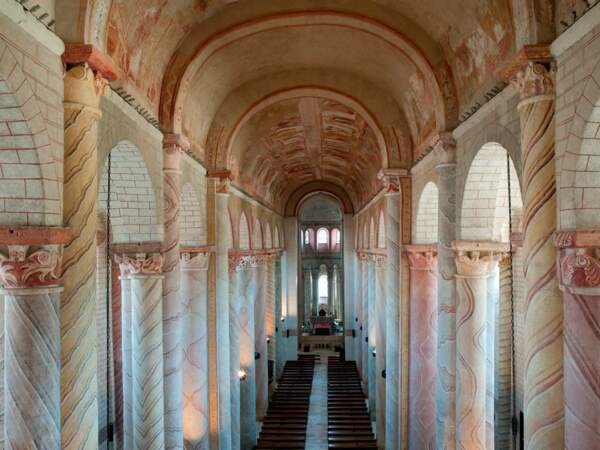 La nef de l’abbaye de Saint-Savin-sur-Gartempe avec ses colonnes multicolores