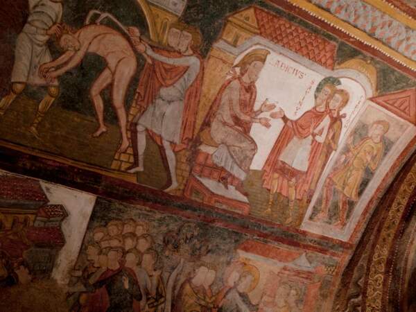 Dans la crypte de l’abbaye de Saint-Savin-sur-Gartempe, les murs sont ornés de fresques colorées