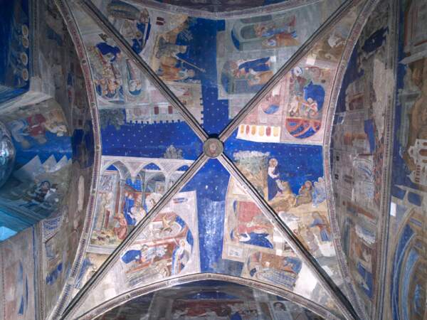Un plafond richement décoré dans le Palais des papes, à Avignon