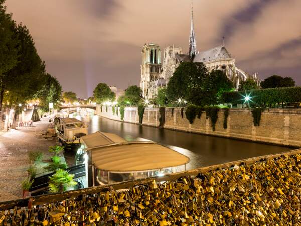 Des cadenas, posés par des amoureux, sur le pont de l’Archevêché, à Paris