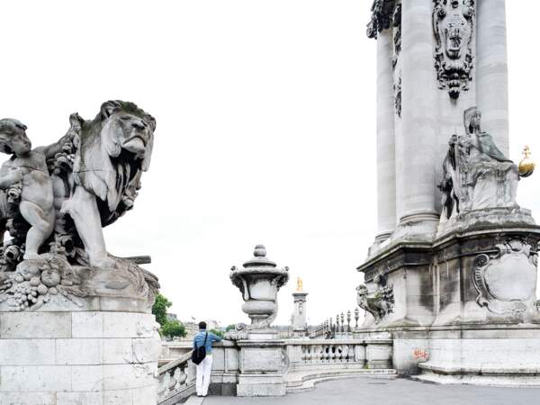 Vue du pont Alexandre-III sous le ciel gris, à Paris