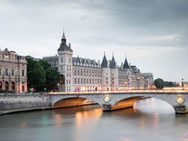 Vue de la Concièrgerie, en bord de Seine, à Paris