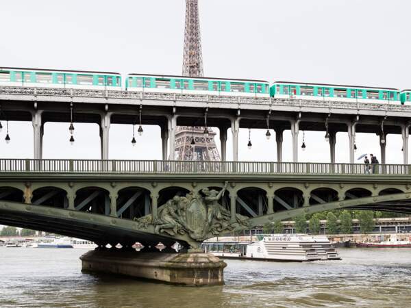 Depuis plus de 100 ans, la ligne 6 du métro parisien traverse la Seine par le pont de Bir-Hackeim, à Paris