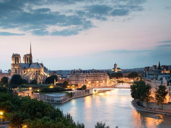 La cathédrale Notre-Dame-de-Paris domine l’île de la cité et la partie de la Seine classée au patrimoine mondial de l’Unesco