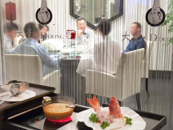 Des clients dégustent les plats dans un restaurant de Pékin