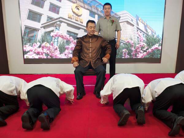 Des cuisiniers saluent Xu Hao, l’un des chefs les plus en vue de Pékin, en Chine