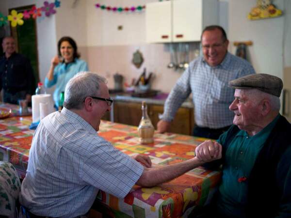 Gianni Pes pratique des tests sur les habitants de Sardaigne pour comprendre leur longévité