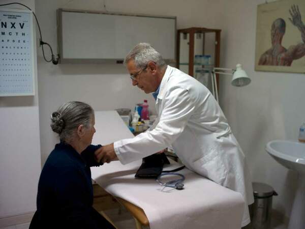 Serafino Monni, médecin à Villagrande, constate que les femmes rencontrent plus de difficultés à supporter le grand âge