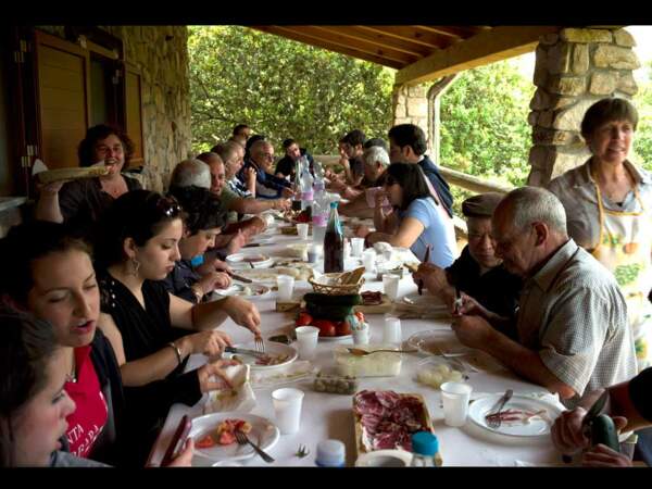 La famille Canas partage un repas sarde, l’un des secrets de la longévité des habitants de la région