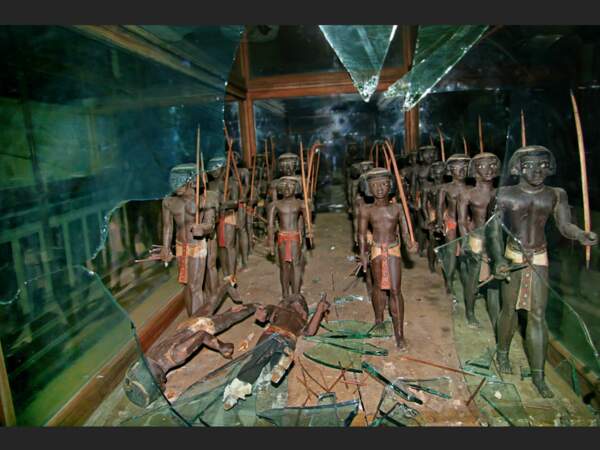 Dans le musée du Caire, en Egypte, les précieux archers de bois peint ont été endommagés.