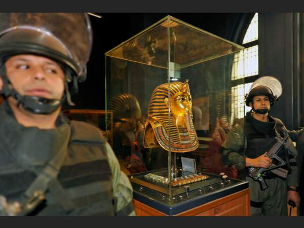 Le masque funéraire de Toutankhamon, joyau du musée du Caire, sous la garde des commandos de l’armée au lendemain du pillage (Egypte).