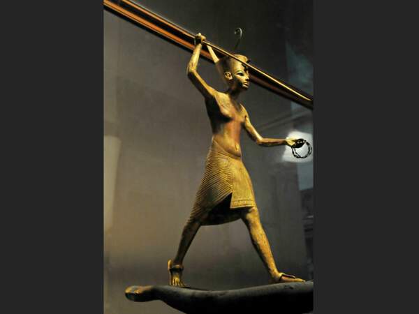 Cette sculpture a été cassée en deux parties lors du pillage du musée du Caire, en Egypte.
