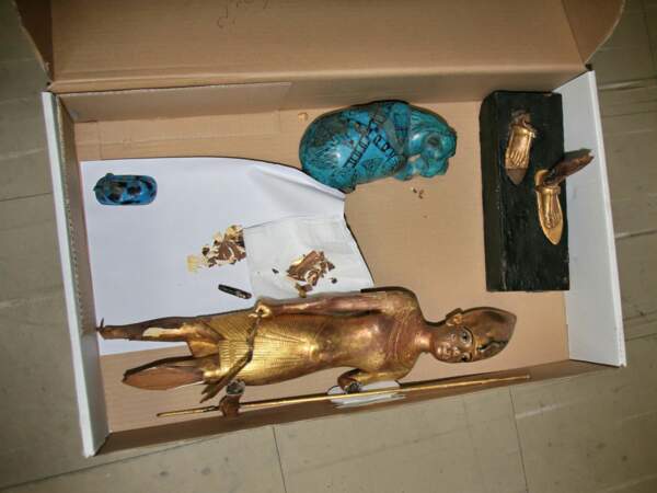 Lors du pillage du musée du Caire, en Egypte, cette statue de pharaon a été coupée de son socle au niveau des jambes.