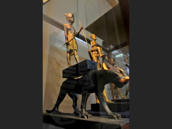 Cette oeuvre a été brisée en plusieurs morceaux lors du pillage du musée du Caire, en Egypte.