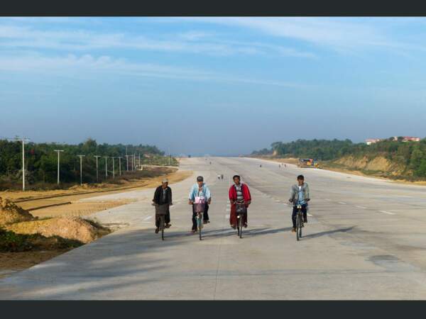 Dans la ville gigantesque de Naypyidaw, en Birmanie, la question des transports reste un problème.