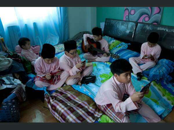 Des enfants de Brunei s'amusent avec des gadgets de dernière technologie.
