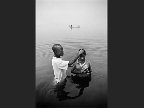 Baptême par un pasteur évangélique, en République démocratique du Congo.
