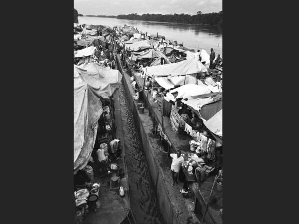 Les barges du « Kotakoli », sur le fleuve Congo (République démocratique du Congo).