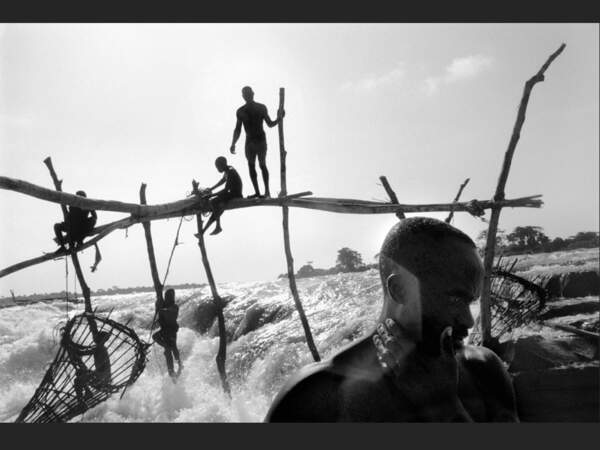 En amont de Kisangani, ces pêcheurs du fleuve Congo ont construit des échafaudages de bambou (République démocratique du Congo).