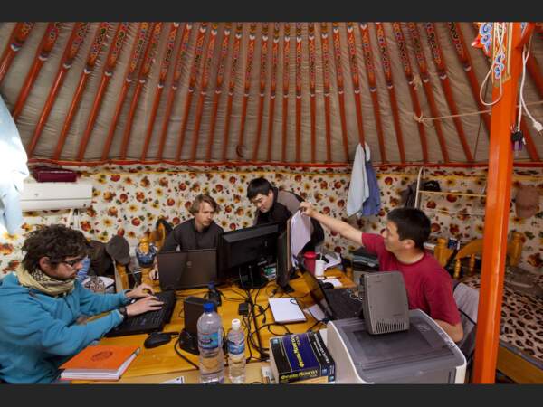 Des yourtes transformées en bureau aux abords de la mine de Dulaan Uul, en Mongolie
