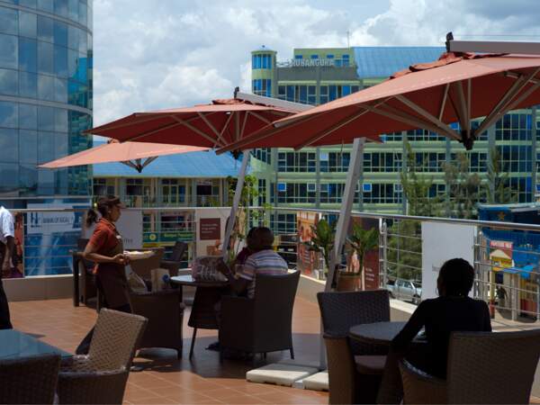 Les cafés branchés comme le Bourbon Coffee se sont implantés à Kigali