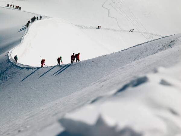 Marcheurs sur le massif du Mont Blanc, dans les Alpes
