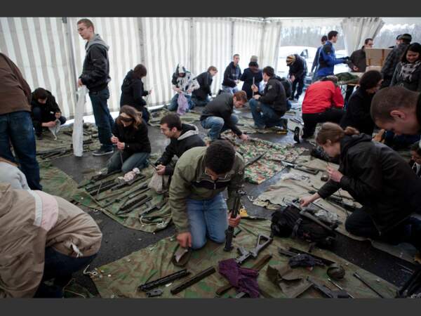 De jeunes Suisses sont invités par l'armée à découvrir le fusil d'assault utilisé par les soldats.