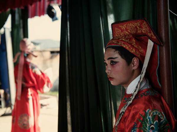 Une comédienne d'une troupe d'opéra Huangmei à Yixian, en Chine.